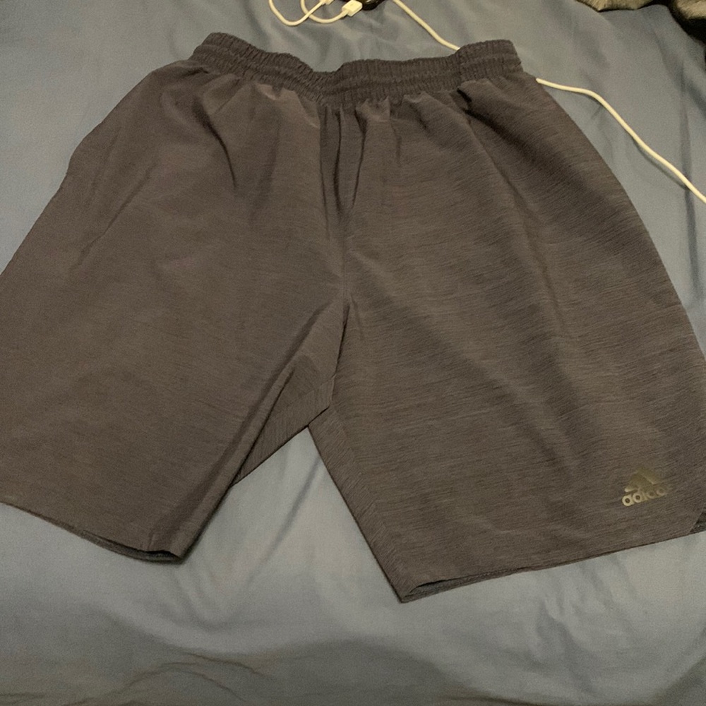 ADIDAS MEN WORKOUT SHORTS NAVY/grey LARGE. LINERLESS 9 inch inseam